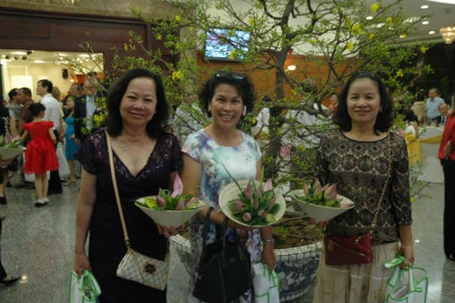 Homeland spring warms the hearts of Overseas Vietnamese  - ảnh 1